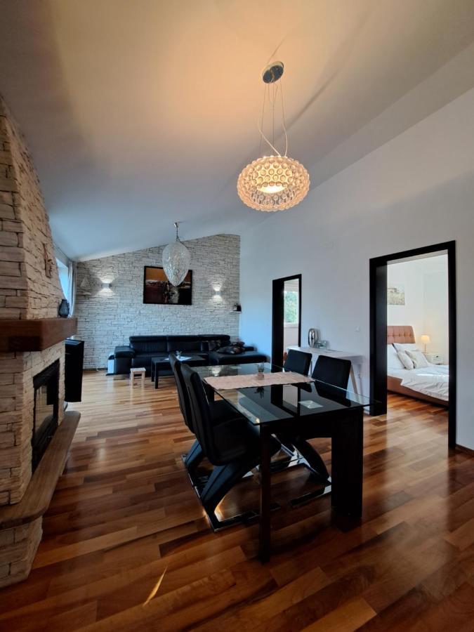 Apartments Villa Sotlar With Pool 乌马格 外观 照片