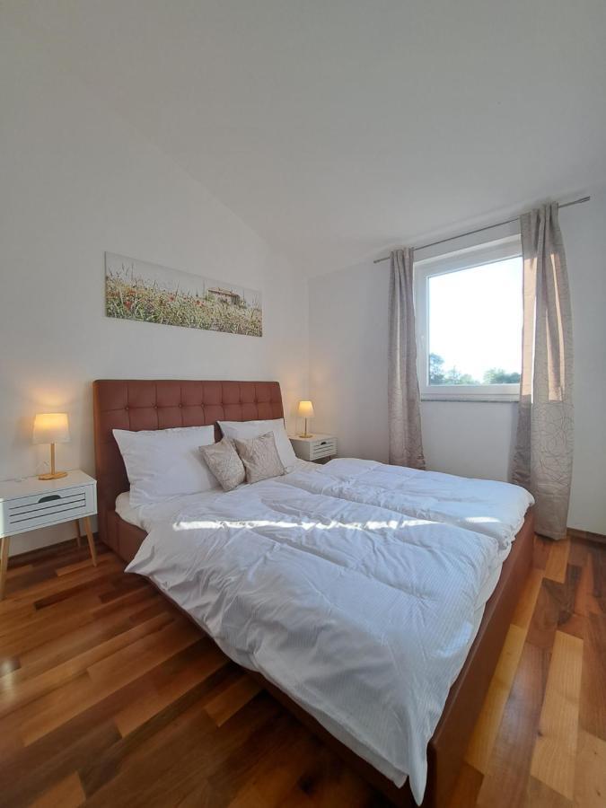 Apartments Villa Sotlar With Pool 乌马格 外观 照片